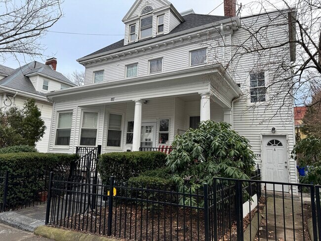 Building Photo - 116 Thorndike St