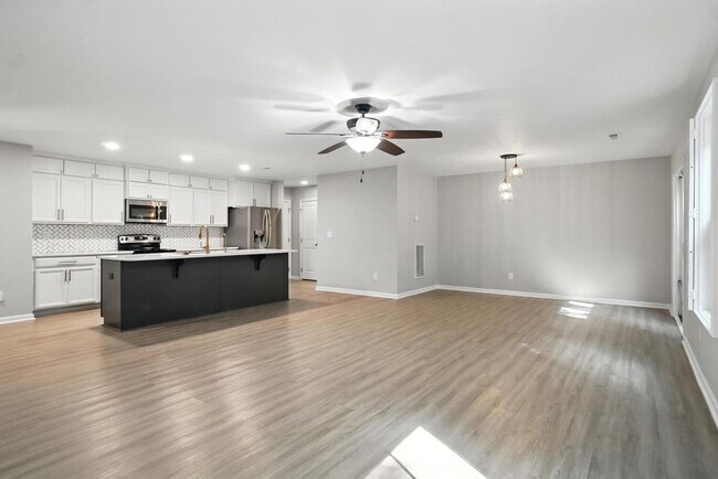 Building Photo - Fully Updated and Move-In Ready with Excep...