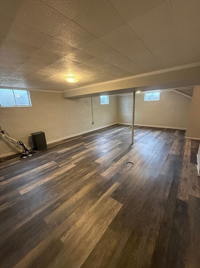 Building Photo - Charming 3-Bedroom, 3-Bathroom Farmhouse outside of Sturgeon MO - just 15 minutes from Columbia!
