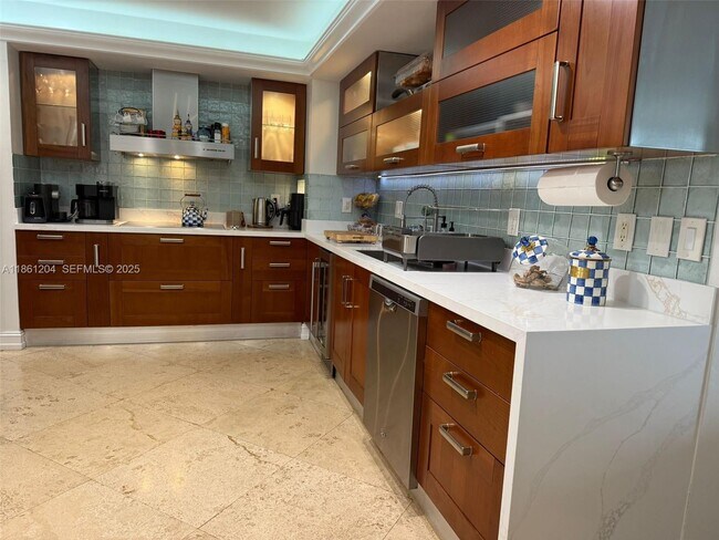 Building Photo - 9250 W Bay Harbor Dr