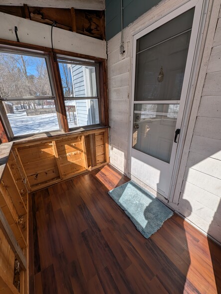 Sunny Mud Room - 56 Princeton St