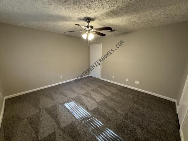 Building Photo - 3214 Three Pines Dr