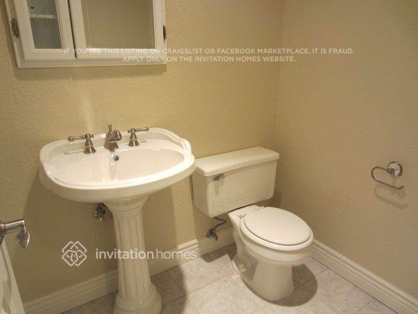 Building Photo - 160 Lakehurst Dr