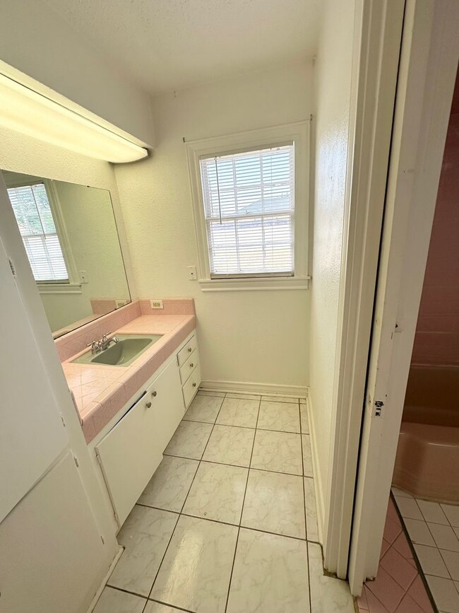 Building Photo - 3 Bed 2 Bath Located In The Heart Of Midland