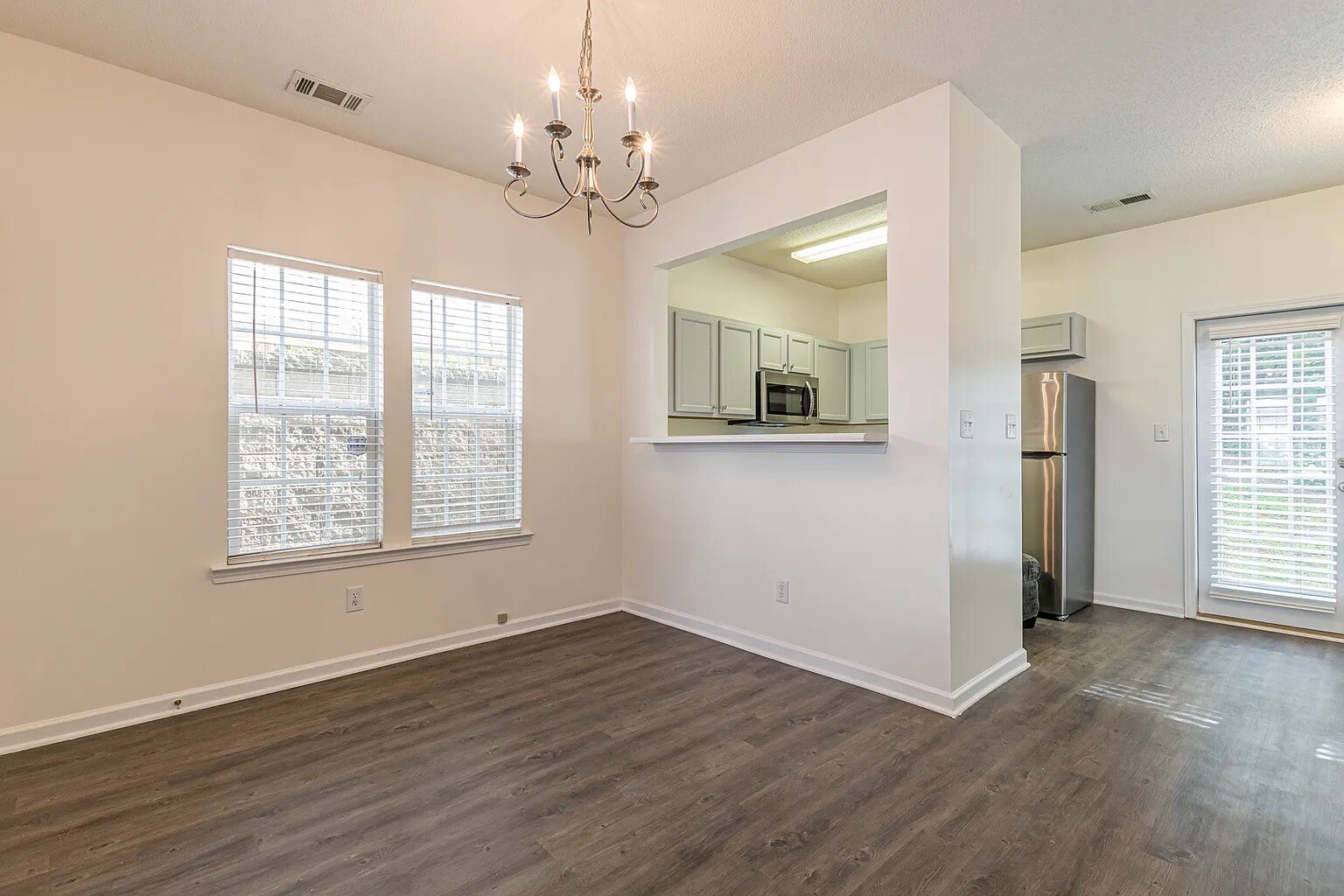 Building Photo - Room in Condo on Ginnis Rd