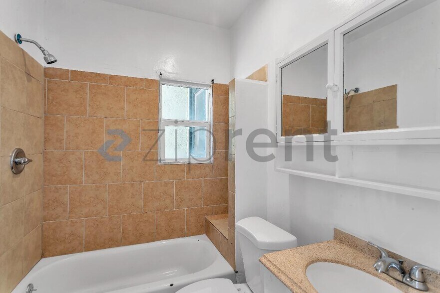 Building Photo - Unit 1