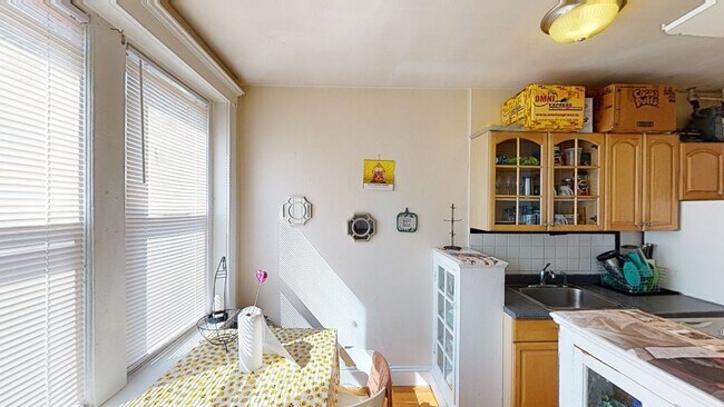 Building Photo - Beautiful spacious penthouse unit with great location in Allston available NOW!!