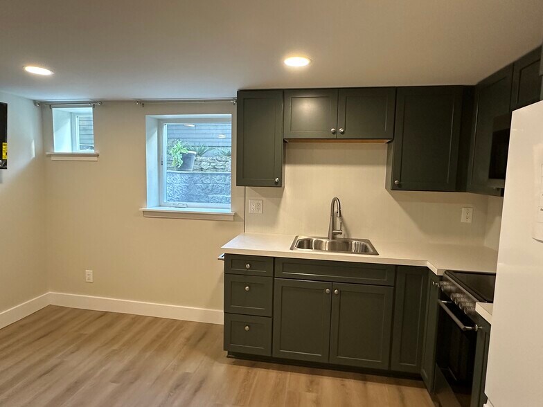 Building Photo - 2412 Columbia St SW