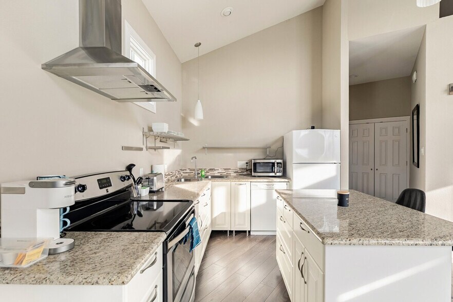 Building Photo - 805 The High Rd