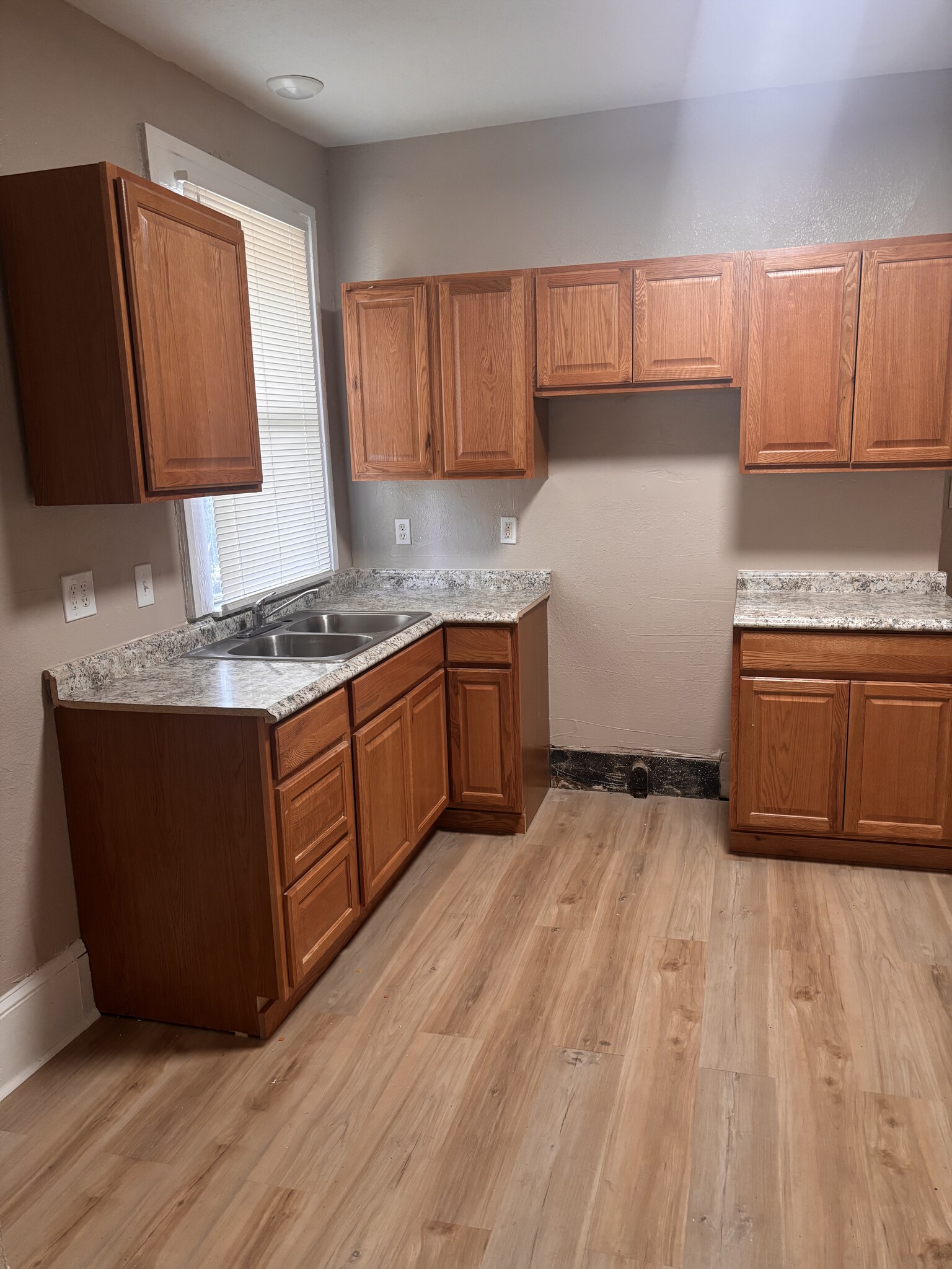 Kitchen - 617 Ivy St