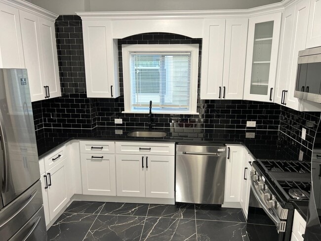 Building Photo - 540 61st St