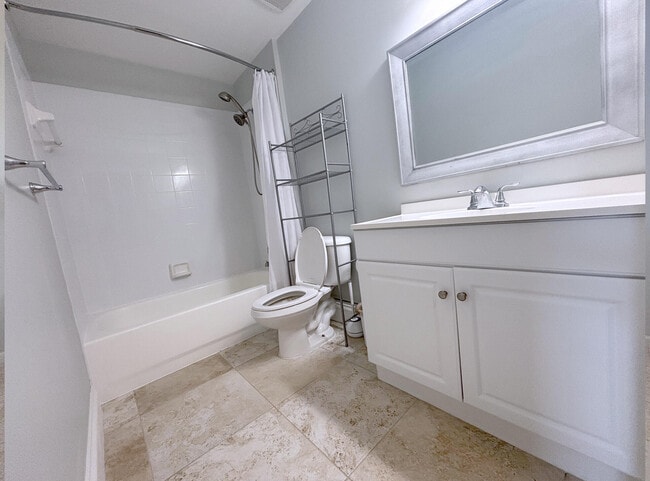 Building Photo - 2080 Greenview Shores Blvd