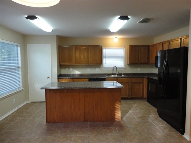Building Photo - 3552 Peachtree Ln