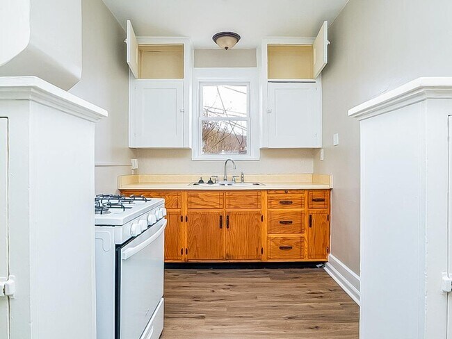 Building Photo - 1206-1206 5th Ave