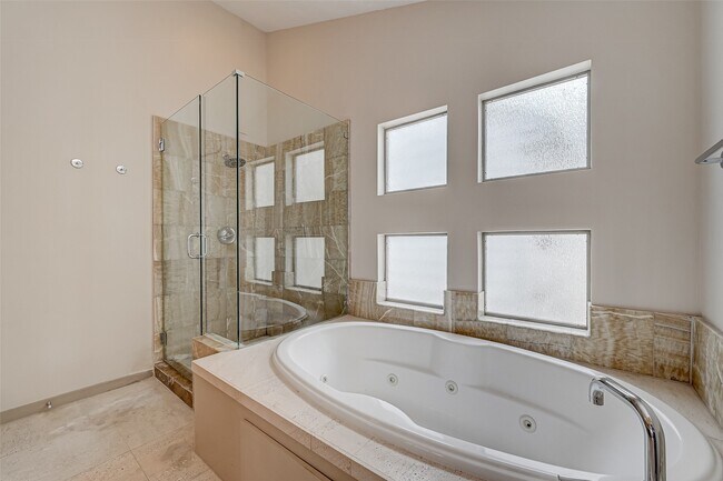 Building Photo - 5315 Lillian St