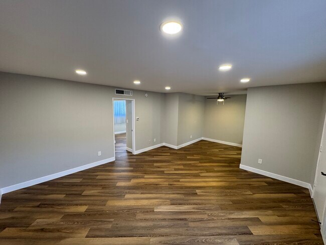 Building Photo - 5333 Russell Ave