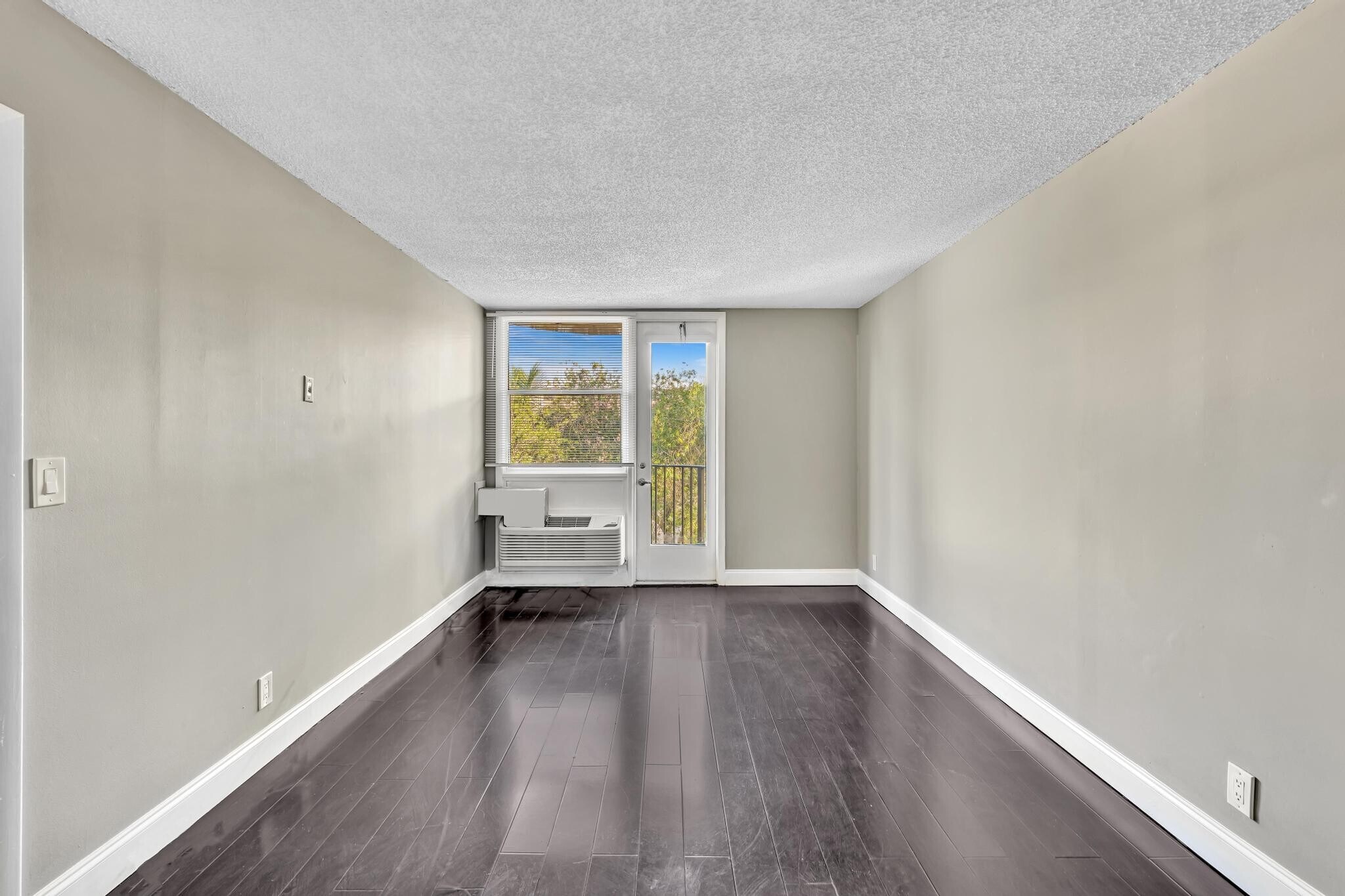 Building Photo - 2701 Riverside Dr