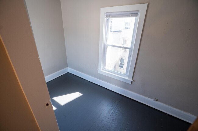 Building Photo - 166 N Sandusky St