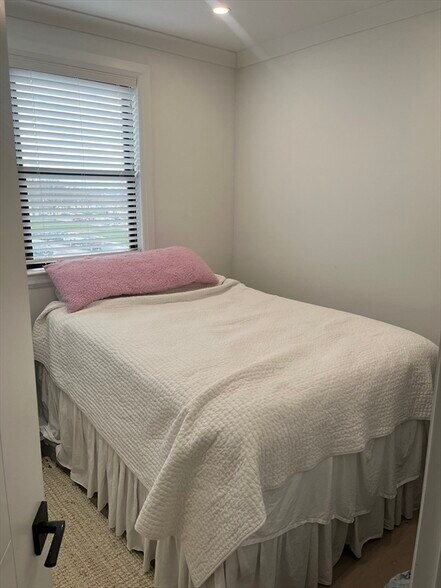 Building Photo - 1430 Columbia Rd