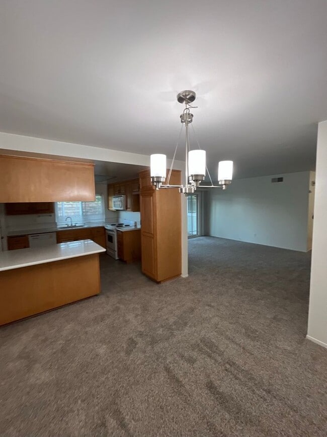 Building Photo - Beautiful 4 Bd Townhouse