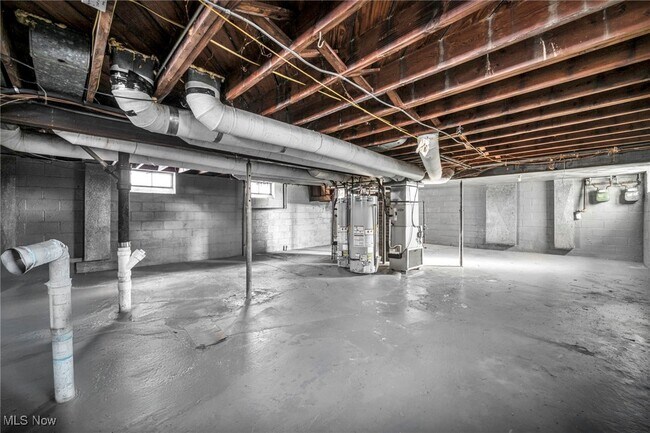 Building Photo - 422 E 222nd St