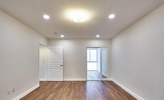 Building Photo - 1036 S Serrano Ave