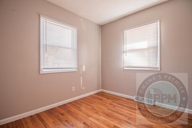 Building Photo - Spacious 5 Bedroom / 2.5 Bathroom Home | Near Ralston