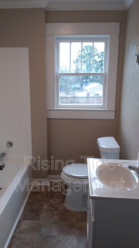 Building Photo - 104 Walker Ave