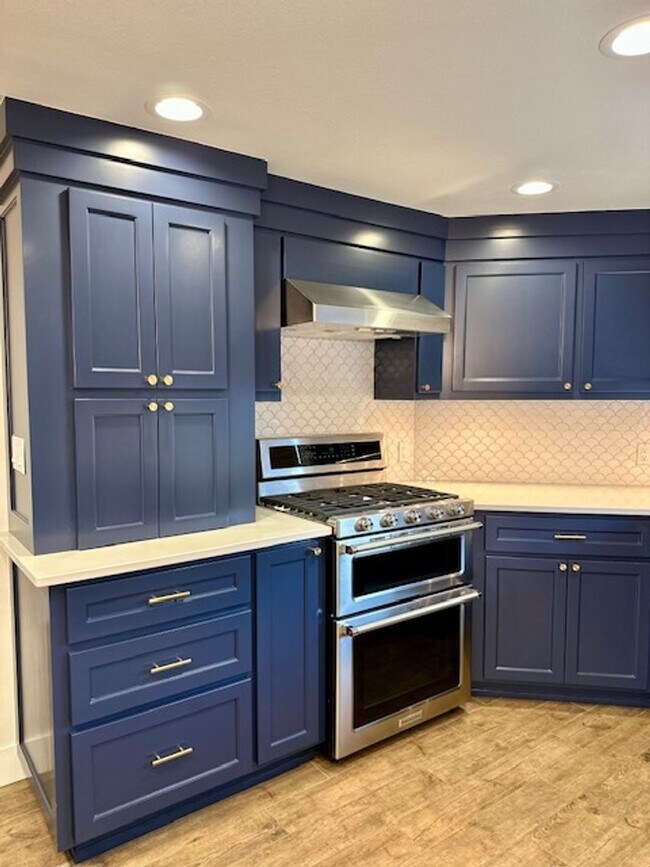 Building Photo - Riverfront Gated 2 Bedroom Luxury Condo!!