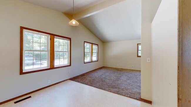 Building Photo - AVAILABLE AUGUST 1st! Large Duplex, Vaulte...