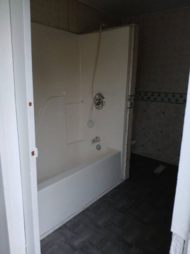 Building Photo - Spacious & Affordable Home In Lima!