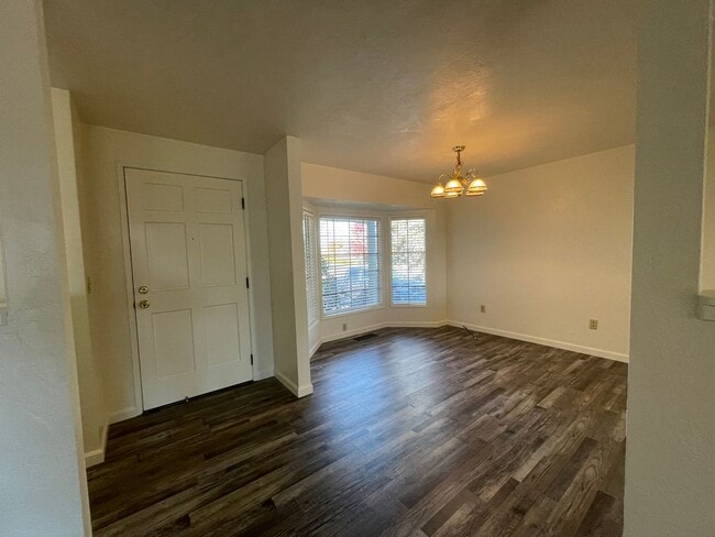 Building Photo - 3 bedroom, 2 bathroom, in East Medford