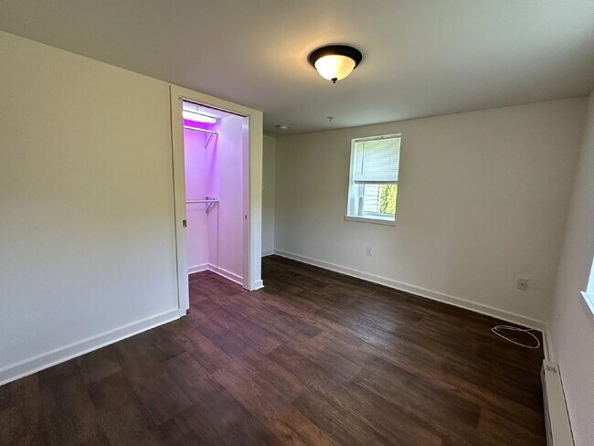 Building Photo - Quaint Single Family Home in Manchester