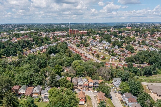 Building Photo - Stunning 3 bedroom home in Pittsburgh avai...