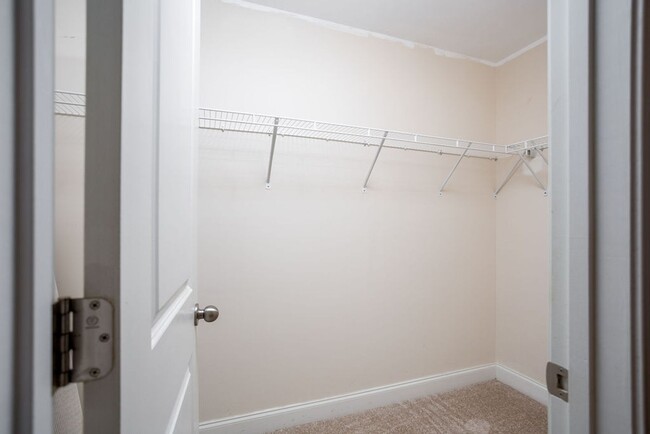 Building Photo - Move In Ready Three Bedroom Townhouse in C...