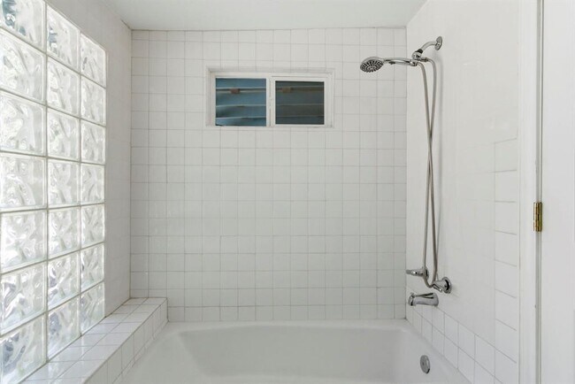 Building Photo - 1504 W 39th 1/2 St