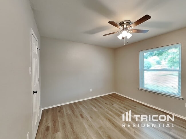Building Photo - 828 W Embercrest Dr