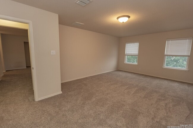 Building Photo - Stunning 5 bedroom 3 full bath home in the...
