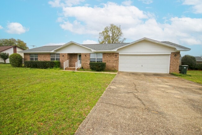 Building Photo - 3 bed, 2 bath brick home near West Florida...