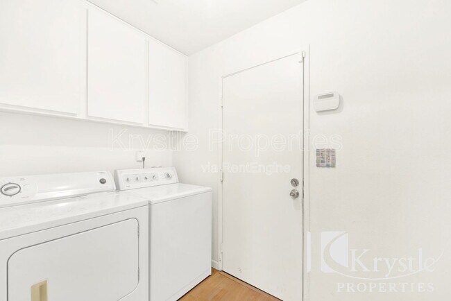 Building Photo - 2 Bridge Ct