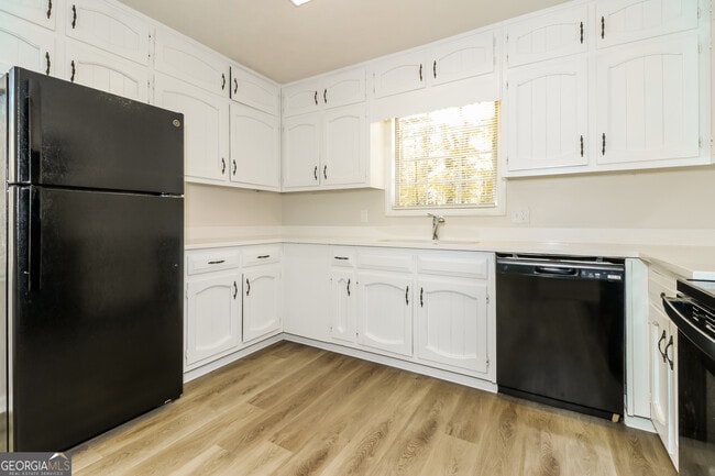 Building Photo - 2255 Kings Forest Dr SE