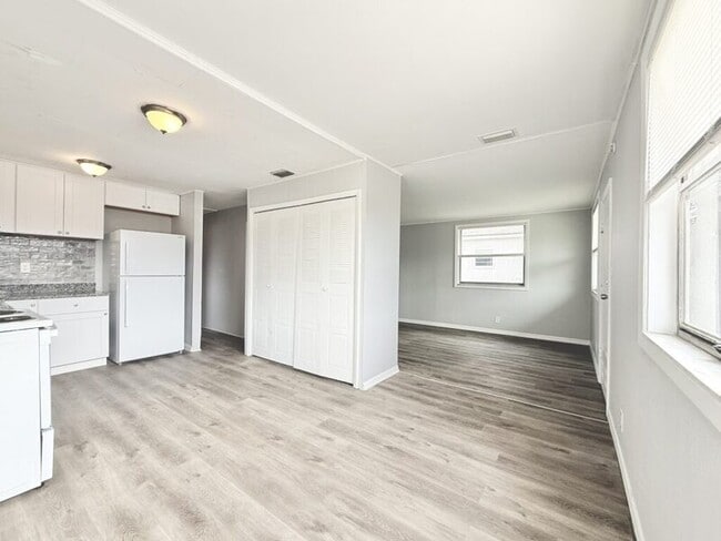 Building Photo - 4327 14th Ave S