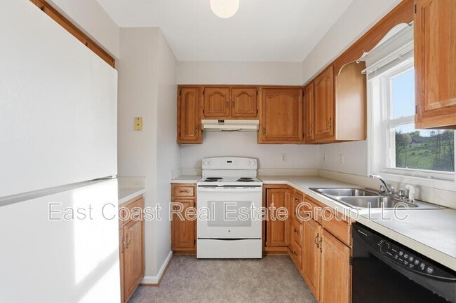 Building Photo - 257 School House Dr