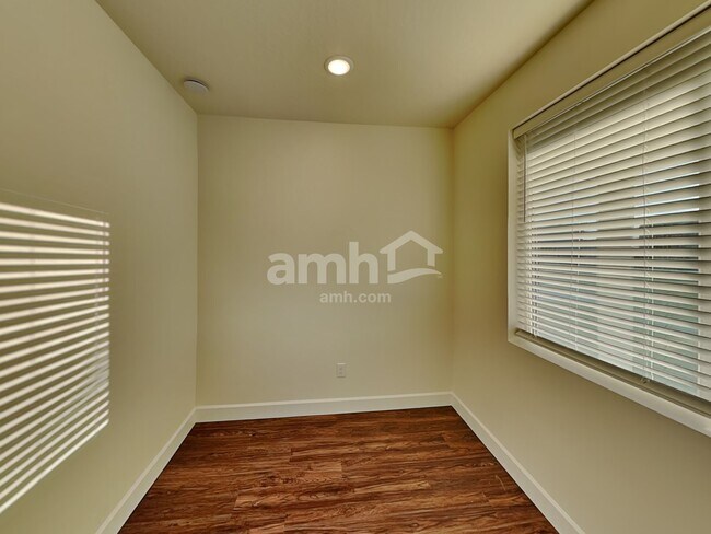 Building Photo - 251 N Dry Crk Rd