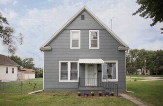 Building Photo - 3x2 corner lot w/ fenced backyard