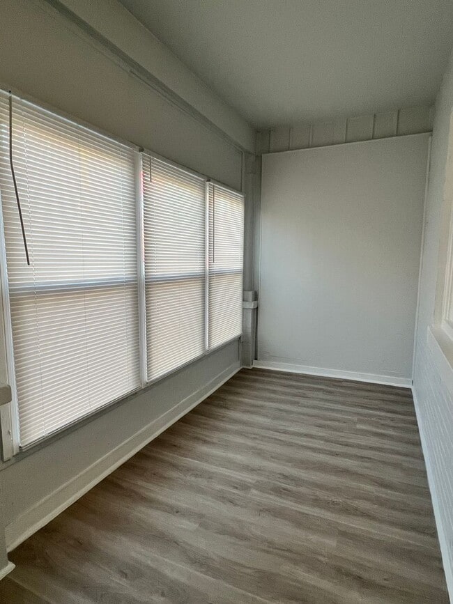 Building Photo - Renovated 3bd/1bth House with Rear yard!! SECTION 8 ONLY!!