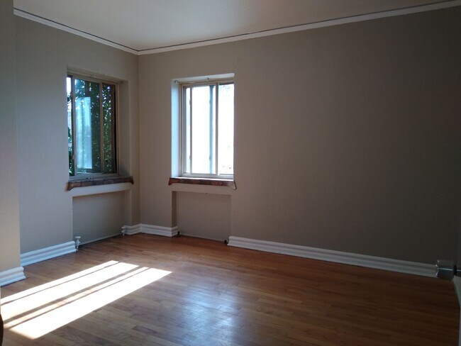Building Photo - Charming Large 1 Bedroom in the Heart of the City