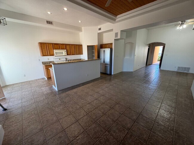 Building Photo - 3-Bedroom House!