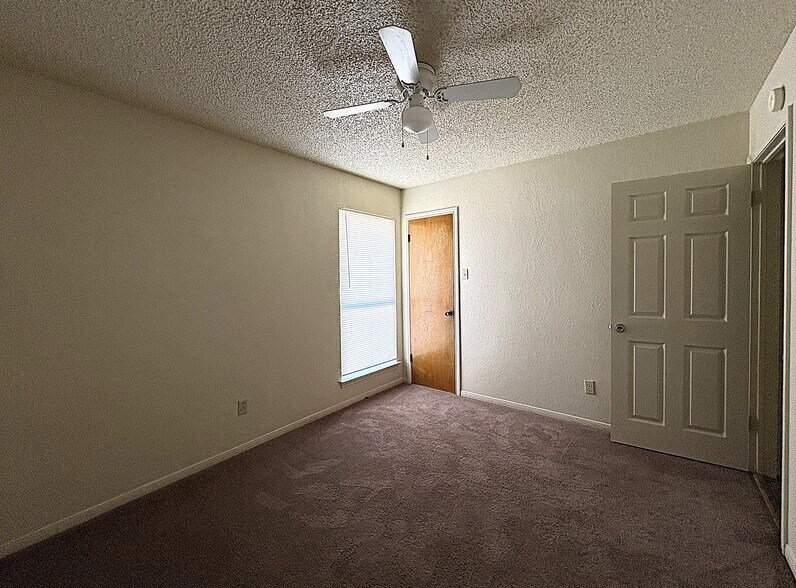 Building Photo - 2325 Tiffany Dr