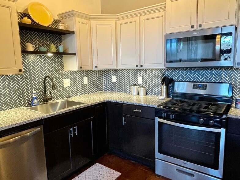 Building Photo - 719 S. Baker St.